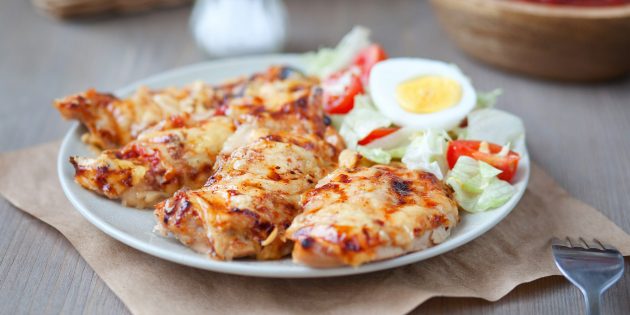 Куриное филе с сыром и помидорами: простой рецепт