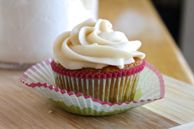 Cupcakes 101: 10 tips to bake the perfect cupcake - Literally EVERYTHING you need to know to make delicious homemade cupcakes! Baking tips, cupcake storage tips, and more! 