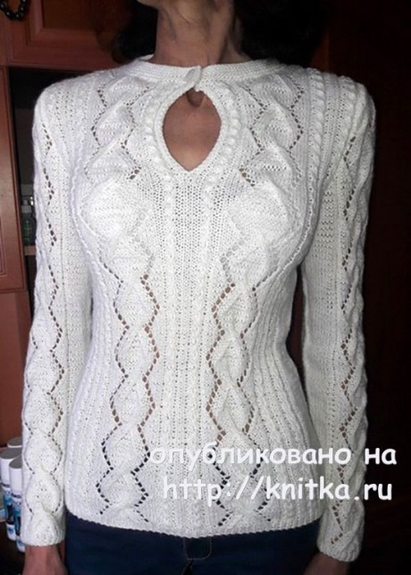 Белый пуловер с красивым вырезом. Работа Марины Ефименко. Вязание спицами.
