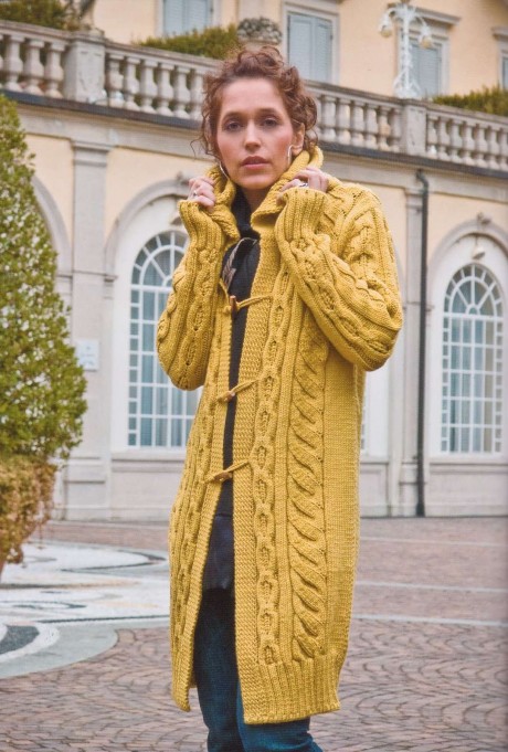 Горчичное пальто с капюшоном связано спицами для женщин