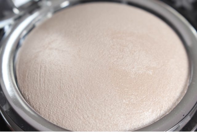 High Glow Mineral Highlighting Powder от CATRICE