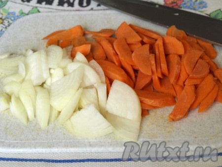 Очистить морковь и лук. Нарезать лук полукольцами, а морковь - полукружками.
