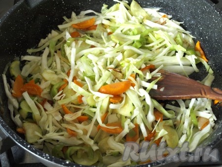 В сковороду к овощам добавить нарезанную капусту, перемешать.