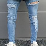 джинсы с дырками и белыми нитками