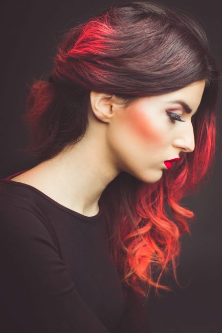 Пример омбре для тёмных волос с популярным в 2018 году красным оттенком