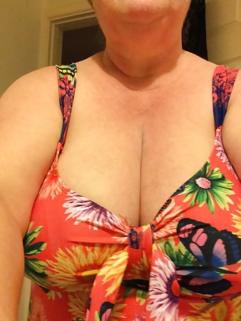 BBW Wife selfies in swimsuit