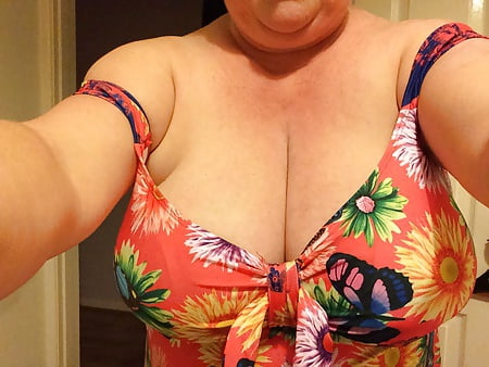 BBW Wife selfies in swimsuit