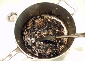 Как очистить пригоревшую эмалированную кастрюлю